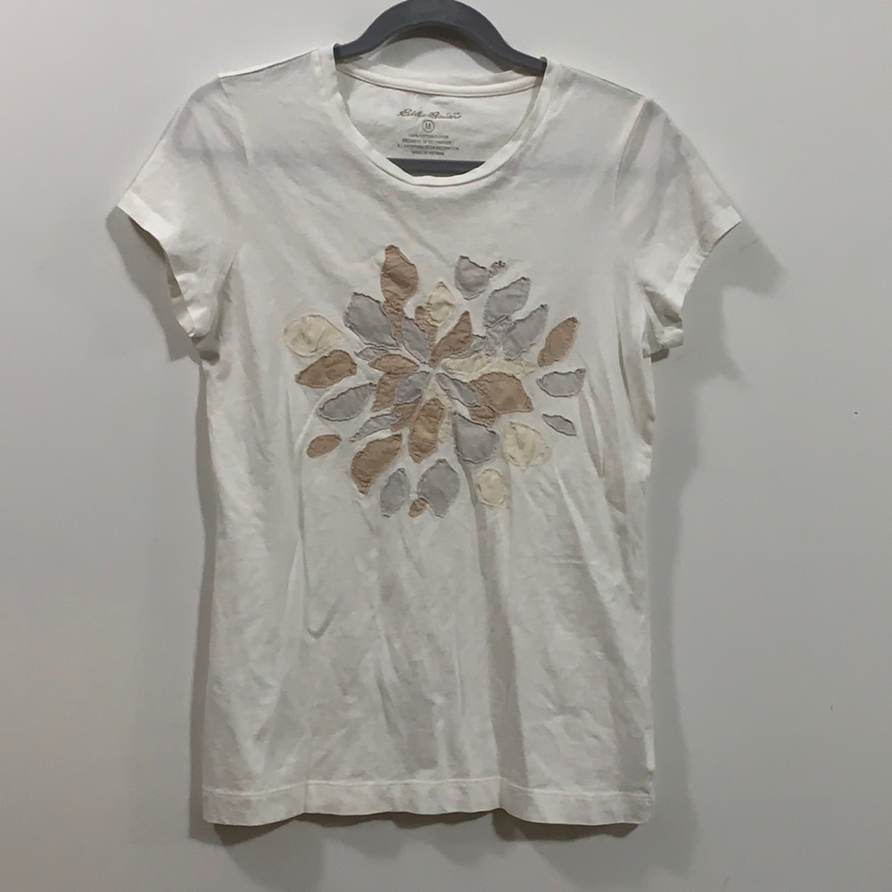 Cute Eddie Bauer tee, short sleeve with appliqué